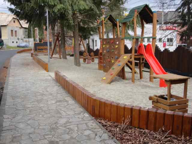 Revitalizované priestranstvo s detským ihriskom